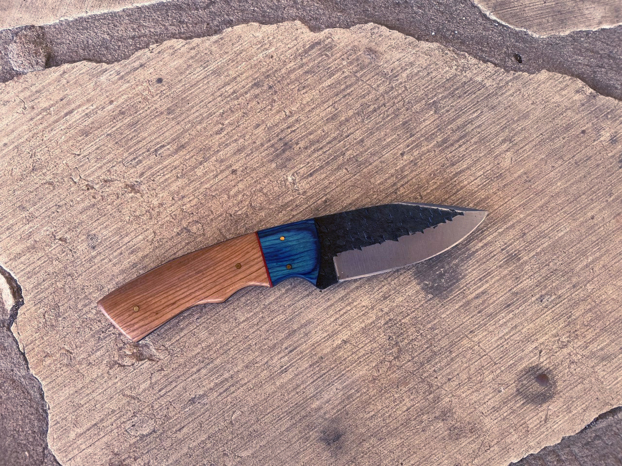 Knife blonde & blue wood